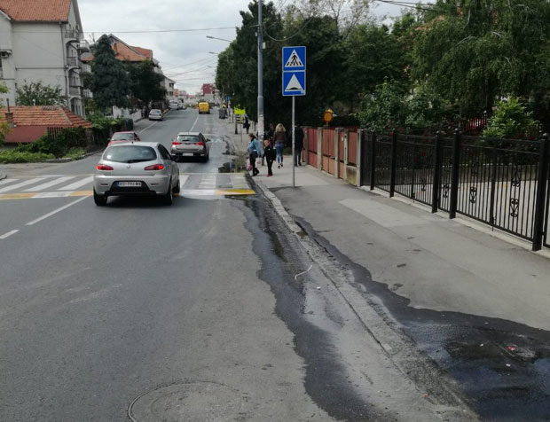 ПРОБЛЕМИ ЖИТЕЉА УЛИЦЕ АЦЕ ЈОКСИМОВИЋА: Асфалт мокар због бандере